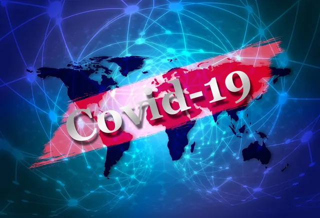 Illusztráció: kék hálózati vonalakkal és pontokkal díszített világtérkép, rajta piros csíkban nagy fehér betűkkel a "Covid-19" felirat.