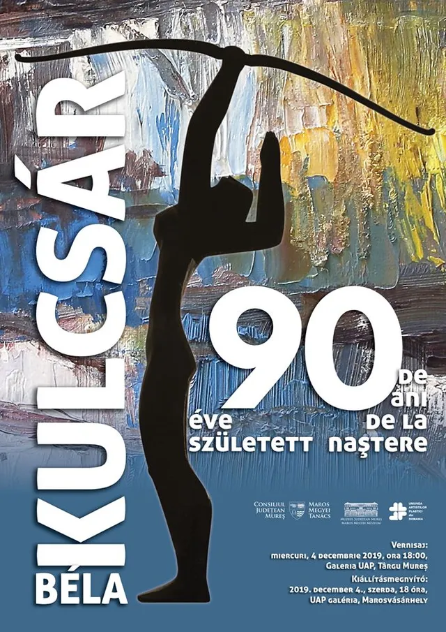 Kiállítási plakát, rajta egy nőalak sziluettje íjászmozdulattal, elmosódott festmény háttér előtt, a „Kulcsár Béla 90” felirattal és a marosvásárhelyi kiállítás adataival.