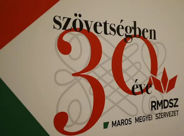 „Szövetségben 30 éve” feliratú plakát vagy tábla, nagy piros 30-as számmal, RMDSZ Maros Megyei Szervezet logójával, piros-fehér-zöld színvilágban.