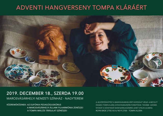 Plakát: adventi hangverseny hirdetése Tompa Kláráért. A fő képen egy fekvő, mosolygó nő látható zöld ruhában, feje mögé emelt karokkal, körülötte kézzel festett hímes díszítésű tányérok, csészék és egy terrakotta férfifej-szobor.