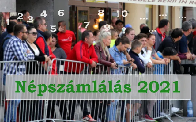 Emberek sorakoznak egy fémkorlát mögött sorban állva egy utcán, a képre ráillesztett számok (1-10) és a „Népszámlálás 2021” felirat szerepel a képen.