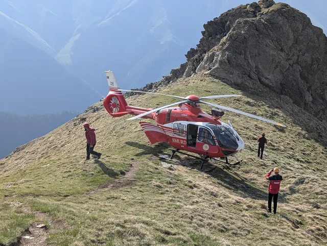 SMURD-helikopter a Fogarasi-havasokban. Illusztráció. Fotó: Salvamont Argeș