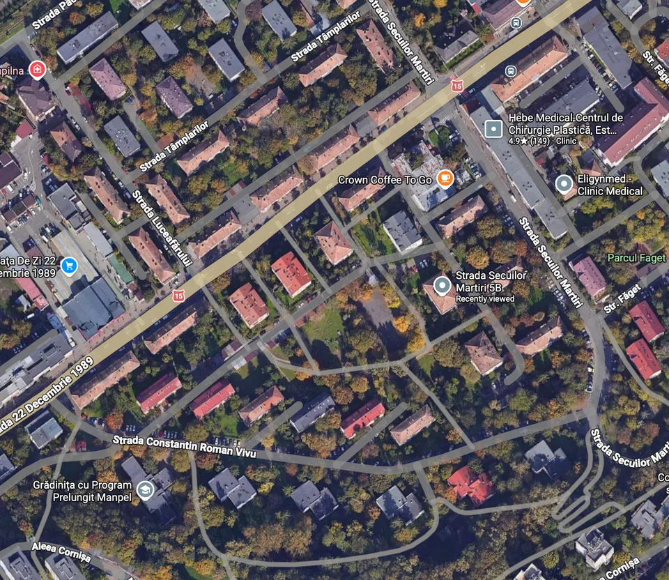 Google Maps légi felvétel Marosvásárhely egy városrészéről, felül a Székely Vértanúk útja (Strada Secuilor Martiri) látható átlósan végigfutva a térképen, alul pedig a Constantin Romanu Vivu utca, körülöttük lakóépületekkel, mellékutcákkal és zöldterületekkel.