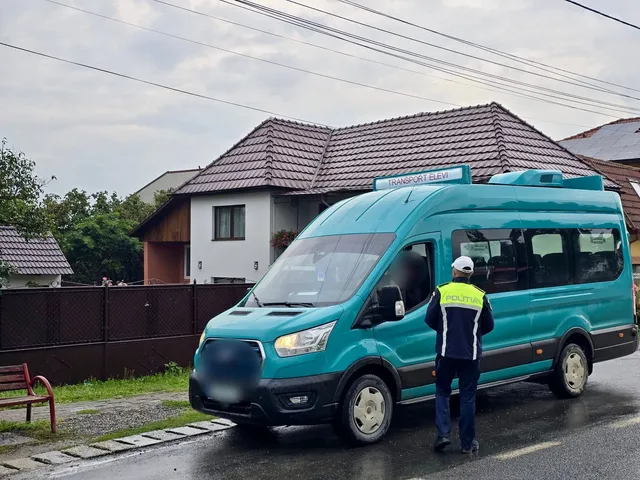 Rendőr ellenőriz egy türkizkék "Transport elevi" (iskolai szállítás) feliratú kisbuszt egy falusi utcán, háttérben lakóházak láthatók.
