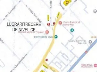Térképrészlet Marosvásárhely egy útszakaszáról, amelyen felirat jelzi: „Lucrări trecere de nivel CF” (vasúti átjáró felújítási munkálatai), útlezárást jelző piktogramokkal a Strada Trotușului és környező utcák kereszteződésénél.