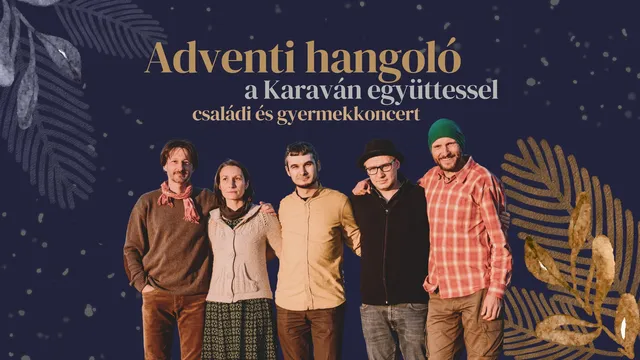 Plakátkép sötétkék, csillagos háttéren: öt mosolygó felnőtt áll egymás mellett, karjukkal átfogva egymást, felette arany és fehér betűkkel az 'Adventi hangoló a Karaván együttessel - családi és gyermekkoncert' felirat, a sarkokban dekoratív levélmintás grafikai elemek.