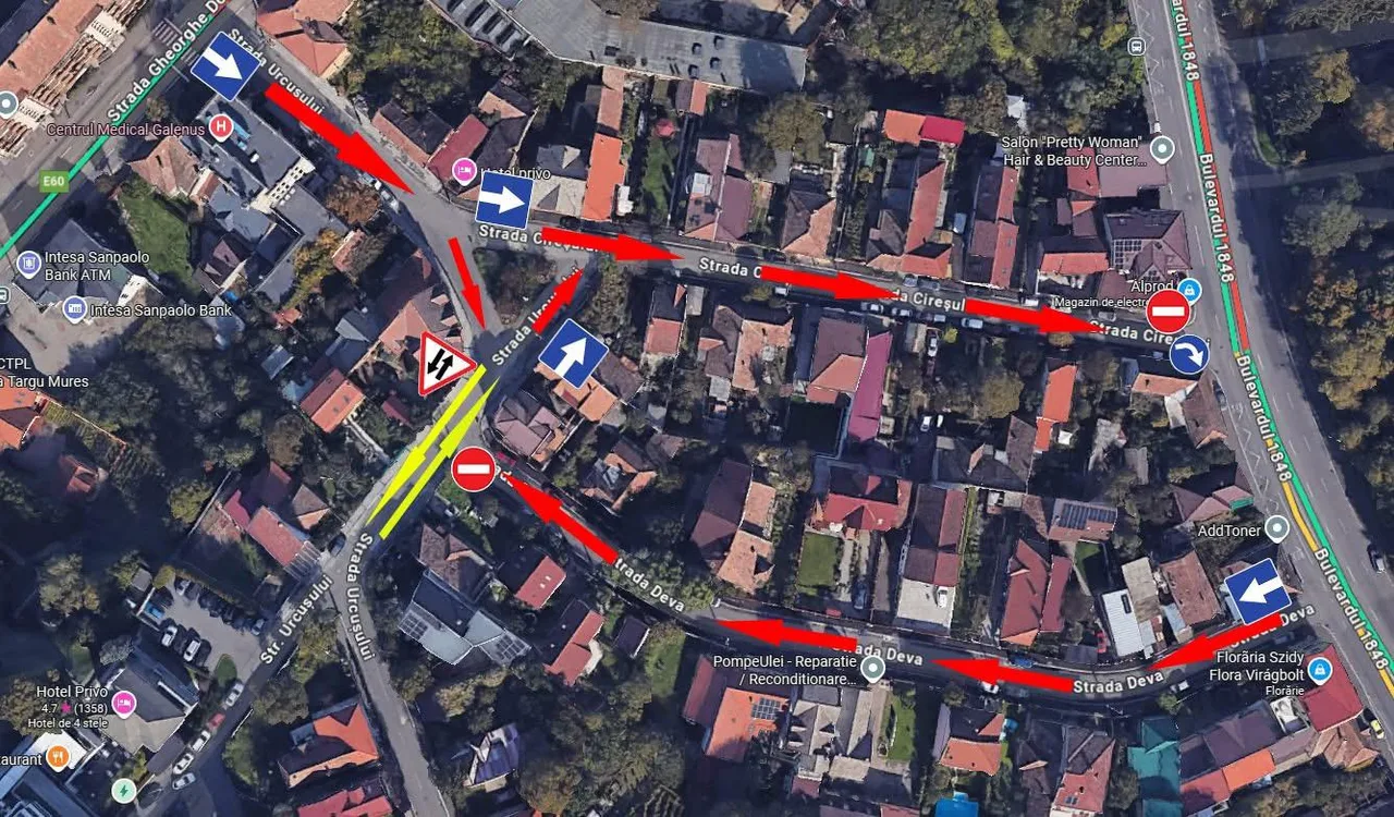Térkép (Google Maps légi felvétel) Marosvásárhely egy városrészéről, amelyen piros nyilak, kék irányjelző táblák és behajtani tilos jelzések mutatják az új, egyirányúsított forgalmi rendet a Strada Ciresul, Strada Deva és Strada Urcusului utcákban.