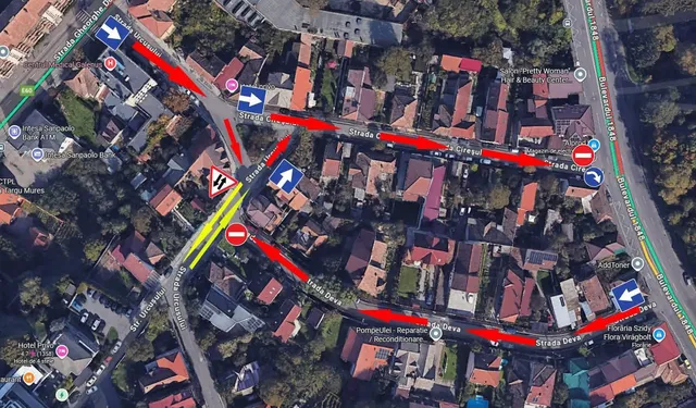 Térkép (Google Maps légi felvétel) Marosvásárhely egy városrészéről, amelyen piros nyilak, kék irányjelző táblák és behajtani tilos jelzések mutatják az új, egyirányúsított forgalmi rendet a Strada Ciresul, Strada Deva és Strada Urcusului utcákban.
