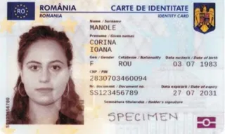 Minta (SPECIMEN) román elektronikus személyi igazolvány, rajta egy nő fényképe, névvel, születési dátummal és személyi adatokkal, valamint a román zászló színei és címere.