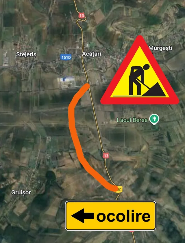 Térkép, amelyen egy útépítést jelző piros-sárga háromszög tábla, egy narancssárga vonallal jelölt kerülőút útvonala és egy "ocolire" (kerülő) feliratú sárga útjelző tábla látható. A térképen Stejeriș, Acățari, Murgești és Gruișor települések, valamint a Lacul Bersa tó neve olvasható.