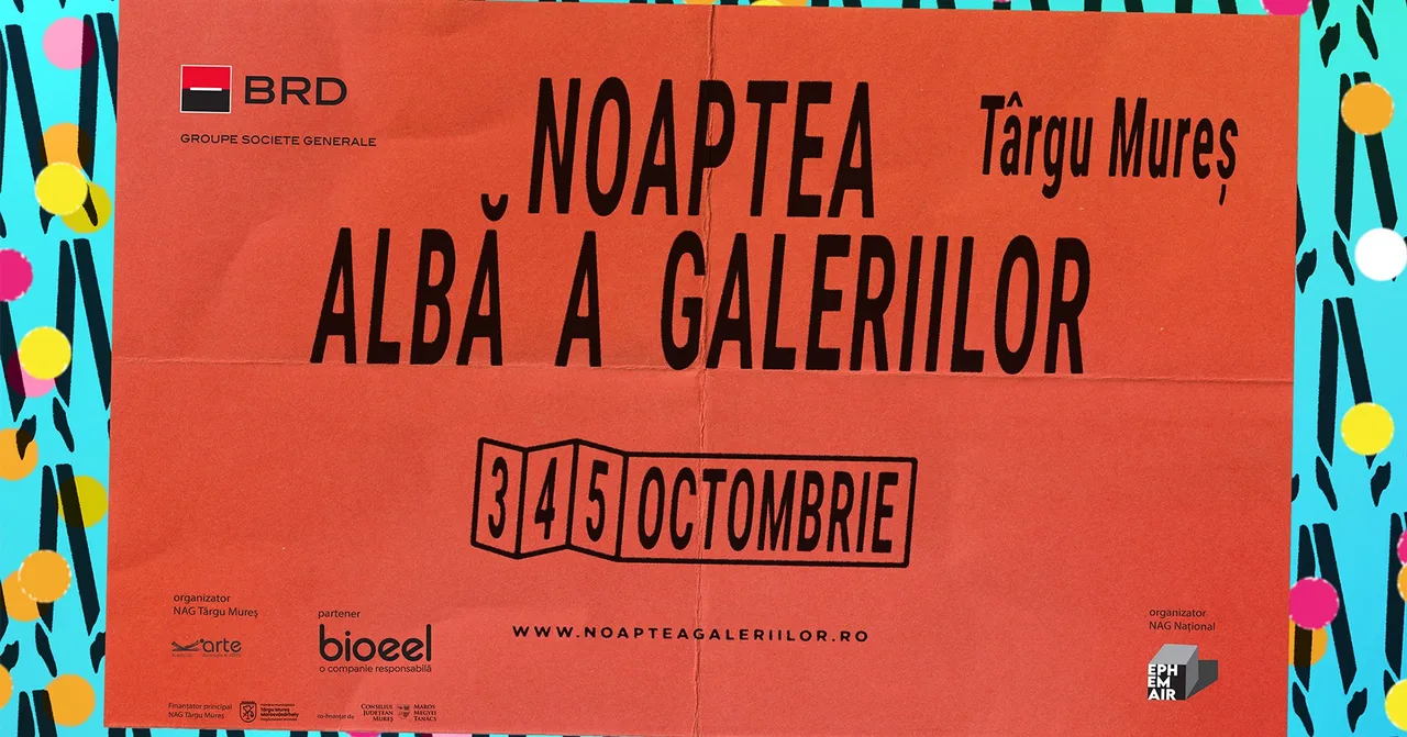 Narancssárga plakát „Noaptea Albă a Galeriilor” (Galériák Fehér Éjszakája) Târgu Mureș feliratokkal, a 3-4-5 octombrie dátummal és szponzori logókkal, kék-fekete-fehér mintás háttér előtt.