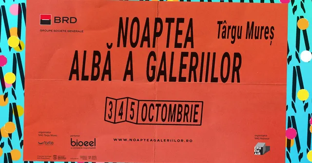 Narancssárga plakát „Noaptea Albă a Galeriilor” (Galériák Fehér Éjszakája) Târgu Mureș feliratokkal, a 3-4-5 octombrie dátummal és szponzori logókkal, kék-fekete-fehér mintás háttér előtt.