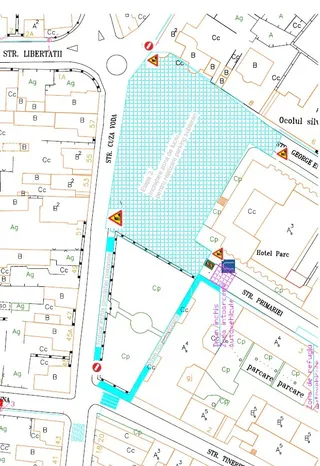 Térképvázlat Marosvásárhely belvárosának egy részéről, amelyen utcanevek (Str. Libertatii, Str. Ciuza Voda, Str. Primariei, Str. Tineretului), épülettömbök, a Park Hotel és egy parkoló látható, kék vonalakkal és háromszög alakú figyelmeztető jelekkel jelölt gyalogos útvonal-módosítással, valamint egy kékkel besatírozott terület.