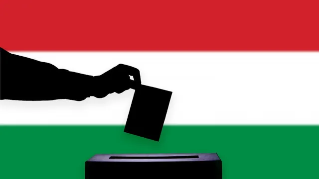 Sziluettben egy kéz szavazólapot helyez egy urnába, a háttérben a magyar zászló piros-fehér-zöld csíkjai láthatók.