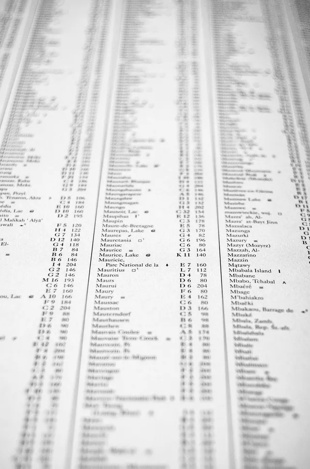 Közelkép egy nyomtatott index vagy atlasz-jegyzék oldaláról, amelyen földrajzi nevek (pl. Mauritius, Maurepas) és hozzájuk tartozó térképkoordináták, oldalszámok láthatók táblázatos formában.