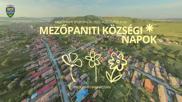 Légi felvétel Mezőpanit községről napsütésben, láthatók az utcák, házak piros tetői, kertek és a háttérben dombok; a képen szöveges grafika hirdeti a Mezőpaniti Községi Napokat 2025. augusztus 8-10. között a mezőpaniti sportpályán, három rajzolt virággal díszítve.