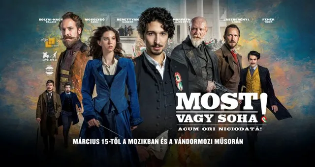 A „Most vagy soha!” című film plakátja, amelyen több szereplő korabeli, 19. századi ruházatban látható, háttérben egy elmosódott épület és a magyar zászló színei; a nevek a felső sorban, a film logója és a bemutató adatai az alsó részen olvashatók.