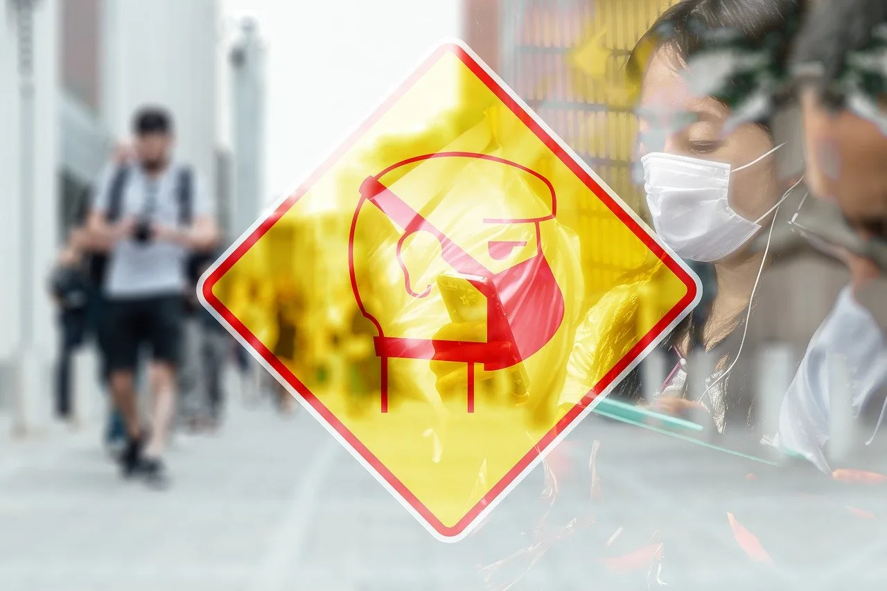 Montázs: sárga-piros figyelmeztető tábla áthúzott, maszkot viselő fej piktogrammal, előtérben egy sebészi maszkot viselő nő arca, háttérben elmosódott utcán sétáló emberek.