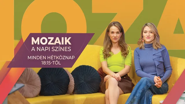 Két mosolygó nő ül egy sárga kanapén díszpárnák mellett, mögöttük „MOZAIK – A NAPI SZÍNES – MINDEN HÉTKÖZNAP 18:15-TŐL” feliratú promóciós grafika egy televíziós műsor reklámjaként.