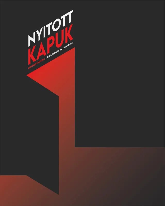 Grafikus plakát fekete alapon, piros színű nyíl- vagy zászlóformával, rajta fehér és piros nagybetűs felirat: „NYITOTT KAPUK”, alatta „MŰVÉSZETI EGYETEM / 2020. FEBRUÁR 24. – MÁRCIUS 1.” szöveg.