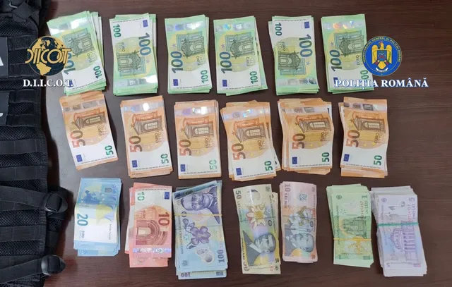 Sötét asztalon rendezett sorokba kirakott euró- és lej-bankjegy csomók láthatók, mellette a DIICOT és a Román Rendőrség logója; a bal oldalon egy fekete taktikai mellény szíja látszik.