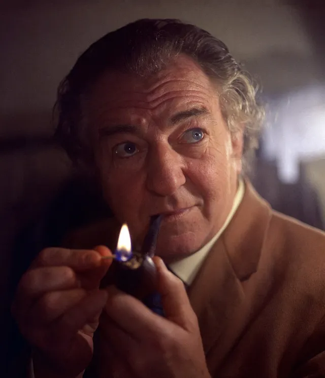Az egyik legnevezetesebb pipázó: Maigret felügyelő. Georges Simenon legendás nyomozóját Rupert Davies személyesítette számtalan epizódban
