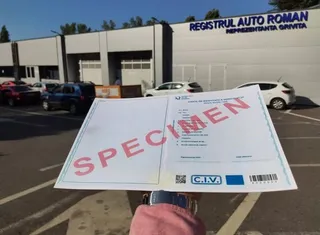 Egy kéz egy „SPECIMEN” felirattal ellátott gépjármű-törzskönyvet (CIV) tart a kamera előtt, háttérben a Registrul Auto Roman felirat és egy parkoló látható autókkal.