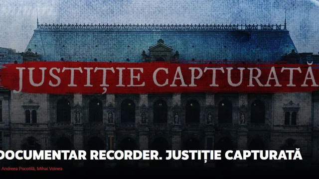 Grafikus illusztráció egy monumentális, oszlopos épület homlokzatáról, amelyre piros szalagként rá van vetítve a „JUSTIȚIE CAPTURATĂ” (Foglyul ejtett igazságszolgáltatás) felirat, alatta „DOCUMENTAR RECORDER. JUSTIȚIE CAPTURATĂ” szöveg olvasható.