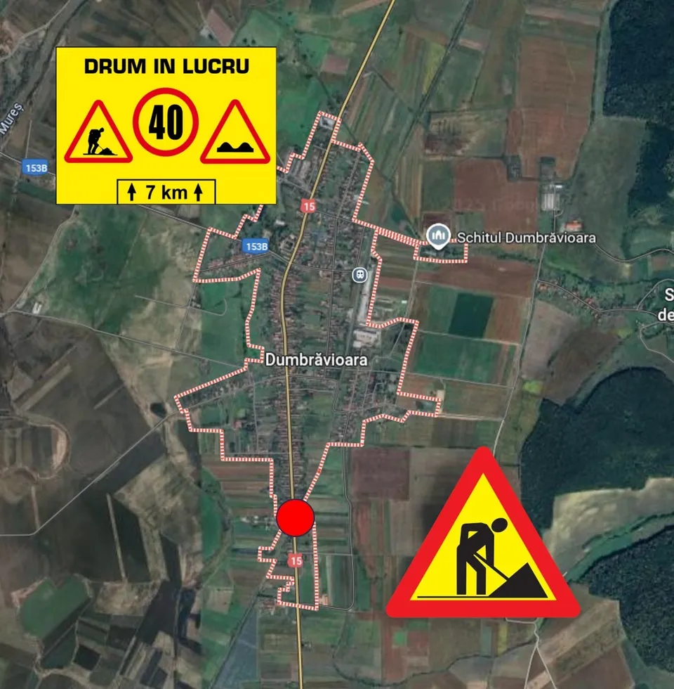 Térkép Dumbrăvioara (Sáromberke) településről műholdas nézetben, a DN15-ös út bejelölve piros szaggatott vonallal és piros ponttal a munkálatok helyszínén, a képen „Drum in lucru” (útjavítás) tábla és útépítést jelző közlekedési tábla látható.