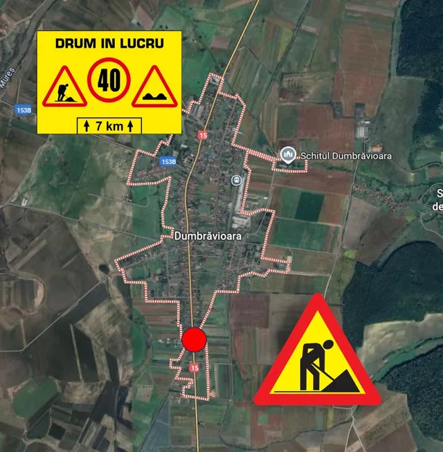 Térkép Dumbrăvioara (Sáromberke) településről műholdas nézetben, a DN15-ös út bejelölve piros szaggatott vonallal és piros ponttal a munkálatok helyszínén, a képen „Drum in lucru” (útjavítás) tábla és útépítést jelző közlekedési tábla látható.
