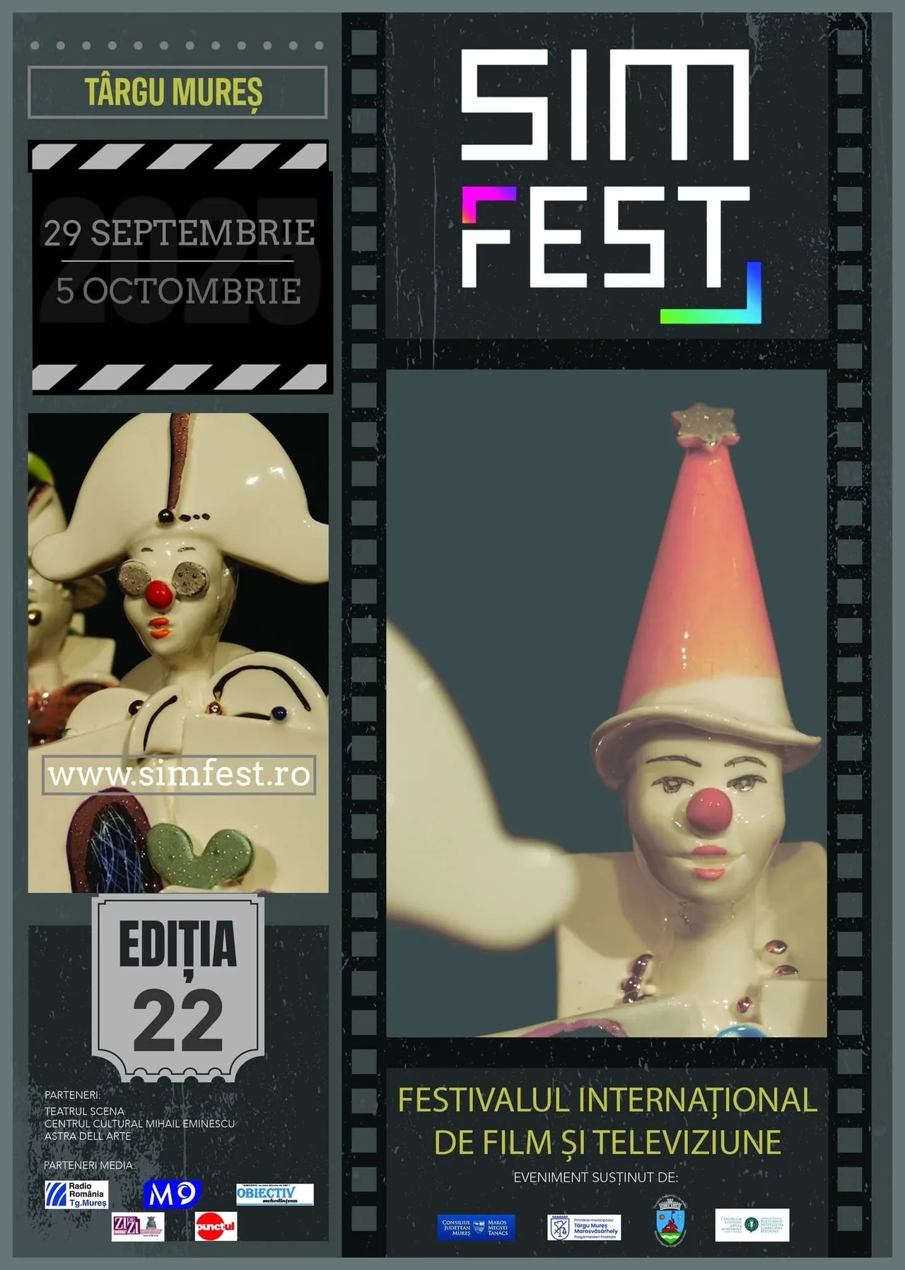 A SIM FEST 22. kiadásának plakátja, amely a Târgu Mureș-i nemzetközi film- és televíziós fesztivált hirdeti 2025. szeptember 29. és október 5. között; a plakáton két bohóc formájú kerámiafigura látható közelről.