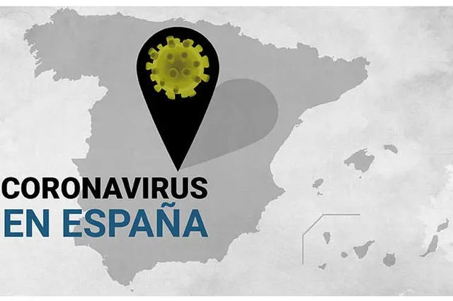 Grafika Spanyolország sematikus térképével, rajta egy helymeghatározó tűvel, amelyben vírus szimbóluma látható, alatta a „CORONAVIRUS EN ESPAÑA” felirat.