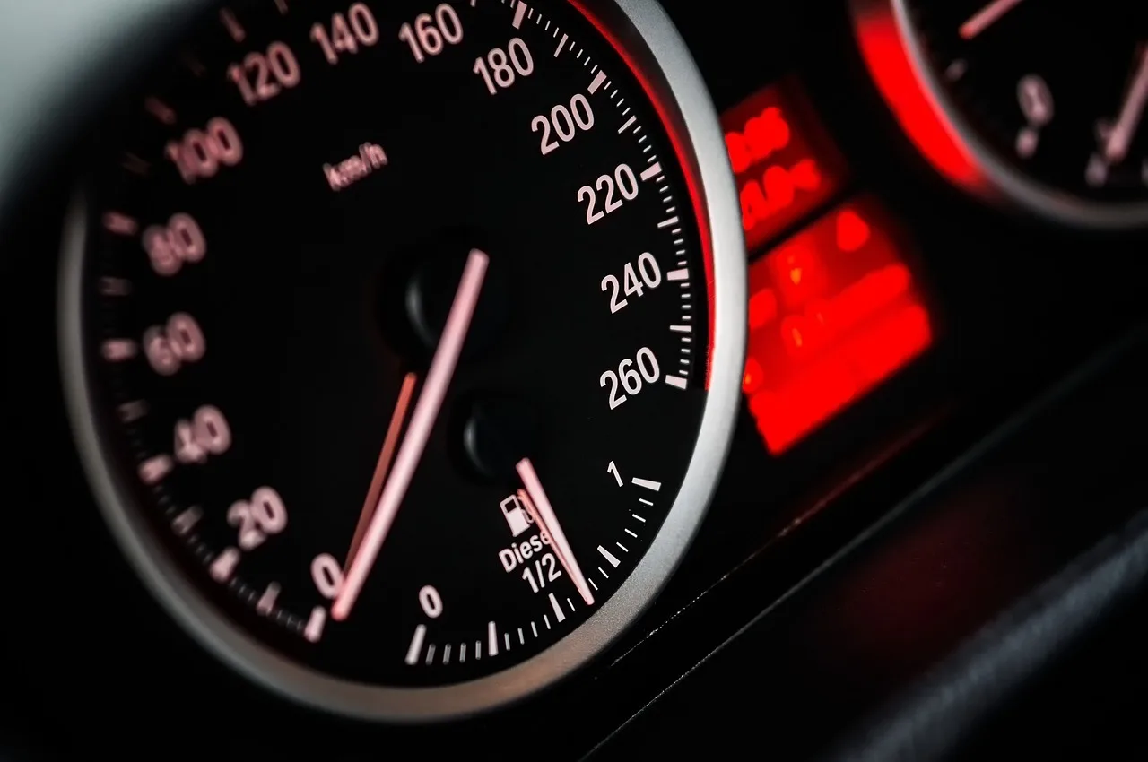 Közelkép egy autó műszerfaláról, rajta a sebességmérő óra 0-260 km/h skálával, dízel üzemanyagjelzővel félig telt tank mutatóval.