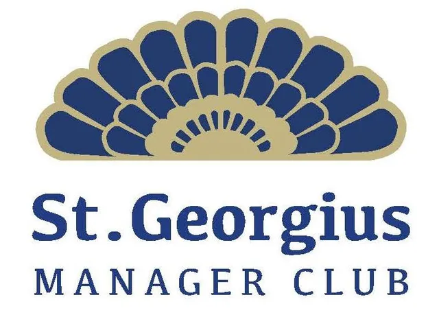 A St. Georgius Manager Club logója: sötétkék és arany színű, legyező alakú stilizált napsugár-motívum, alatta a „St. Georgius Manager Club” felirat.