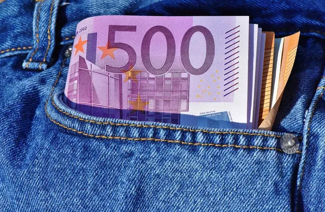 Farmernadrág hátsó zsebéből több darab 500 eurós bankjegy látszik ki.