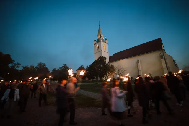 Esti fáklyás körmenet a marosvásárhelyi református Vártemplom előtt – mozgásban lévő tömeg fáklyákkal