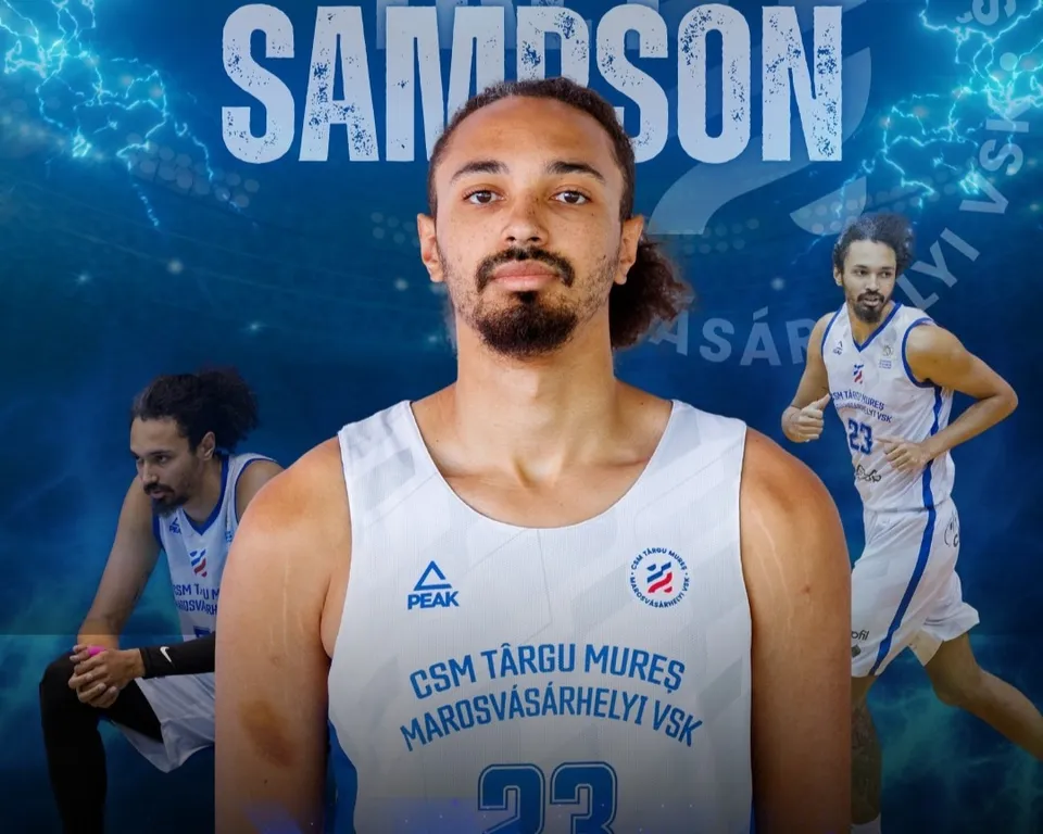 Grafikai montázs egy kosárlabdázóról, aki a CSM Târgu Mureș Marosvásárhelyi VSK fehér mezét viseli, felirata „SAMPSON”. A háttérben és a szélein ugyanaz a játékos látható különböző pózokban: nyújtás közben és futás közben, kék elektromos hatású háttér előtt.