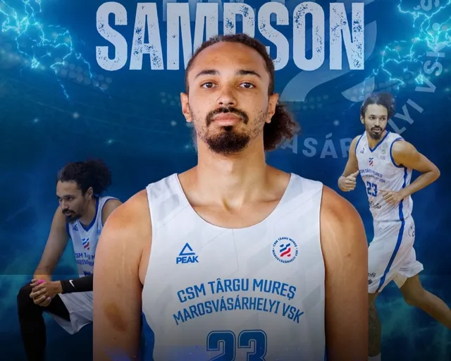 Grafikai montázs egy kosárlabdázóról, aki a CSM Târgu Mureș Marosvásárhelyi VSK fehér mezét viseli, felirata „SAMPSON”. A háttérben és a szélein ugyanaz a játékos látható különböző pózokban: nyújtás közben és futás közben, kék elektromos hatású háttér előtt.