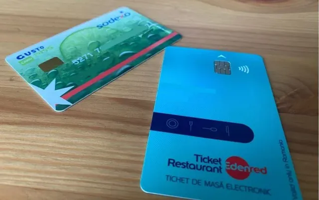 Két elektronikus étkezési kártya látható egy fa asztalon: bal oldalon egy Sodexo Gusto Pass kártya, jobb oldalon egy türkizkék Ticket Restaurant Edenred kártya chippel és érintés nélküli fizetést jelző szimbólummal.