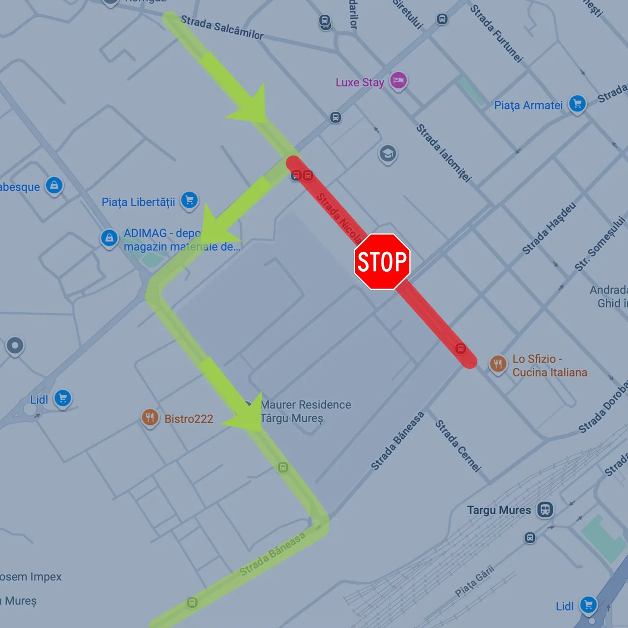 Térképrészlet Marosvásárhely egyik övezetéről, amelyen egy piros vonal jelzi a lezárt útszakaszt STOP jelzéssel, valamint egy zöld nyilas vonal az alternatív buszútvonalat, több utcanévvel és üzlettel (Piața Libertății, Lo Sfizio, Bistro222, Lidl, Maurer Residence) feltüntetve.